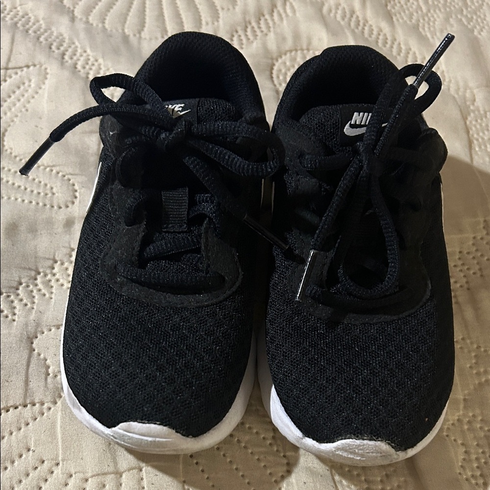 Nike Unisex Kids Tanjun 818382-001 Black Sneaker Shoes Low Top Lace Up Size 11C - Picture 2 of 10